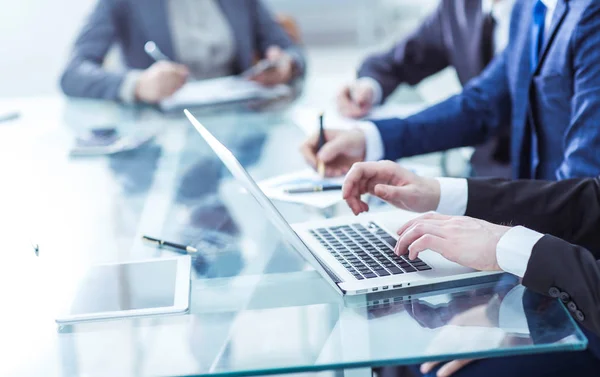 Business team met behulp van een laptop is het doen van een marketing rapport over de werkplek — Stockfoto