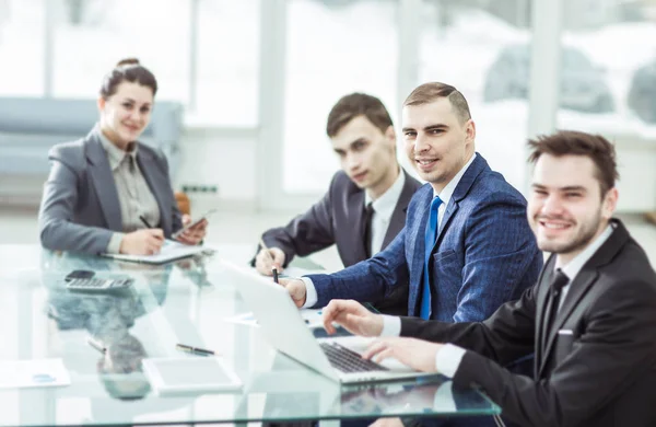 Equipo empresarial que trabaja con documentos en su lugar de trabajo —  Fotos de Stock