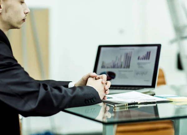 Gerente de la empresa sentado frente a la laptop abierta y trabajando con información financiera —  Fotos de Stock