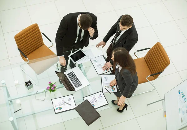 Equipo de negocios que trabaja con gráficos financieros y discute el beneficio de la empresa — Foto de Stock