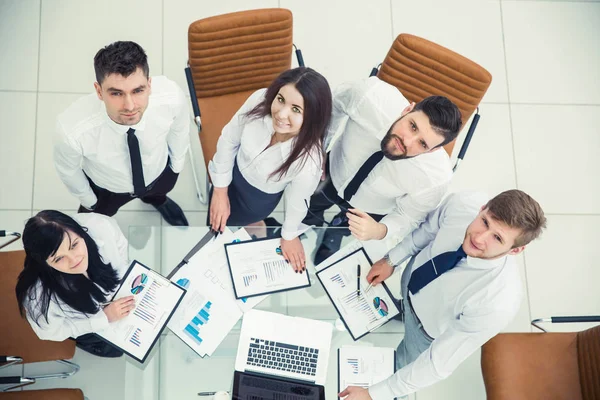 Equipo profesional de negocios desarrollando una nueva estrategia financiera de la empresa en un lugar de trabajo en una oficina moderna — Foto de Stock