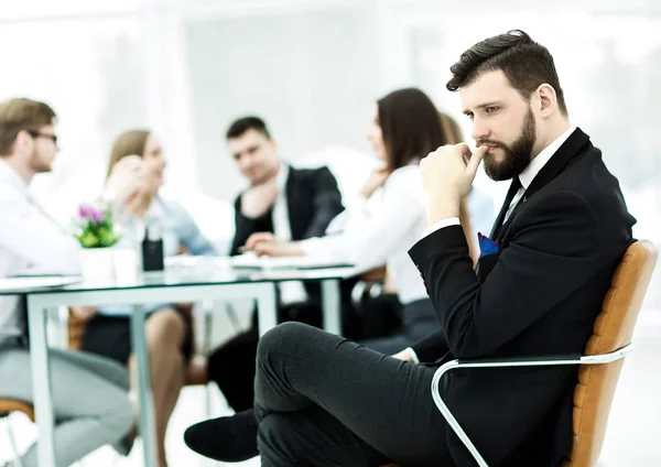 Gerente da empresa no contexto da reunião de trabalho a equipe de negócios — Fotografia de Stock