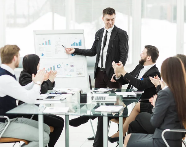 Business team gives a presentation of a new financial project for the business partners of the company — Stock Photo, Image