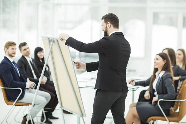 Copywriter företaget gör presentationen av ett nytt reklam-projekt för medlemmar i business-teamet — Stockfoto