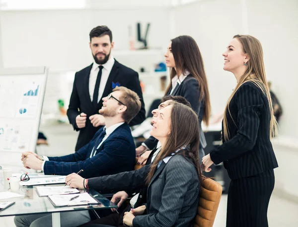 Equipo de negocios que trabaja en una nueva presentación en el lugar de trabajo en la oficina moderna —  Fotos de Stock