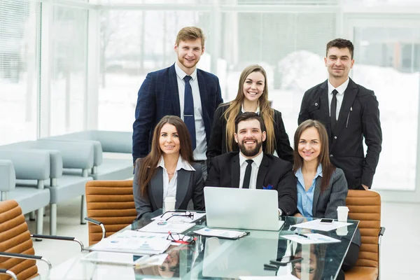 Conceito de sucesso no negócio - uma equipe de negócios profissional no local de trabalho no escritório — Fotografia de Stock