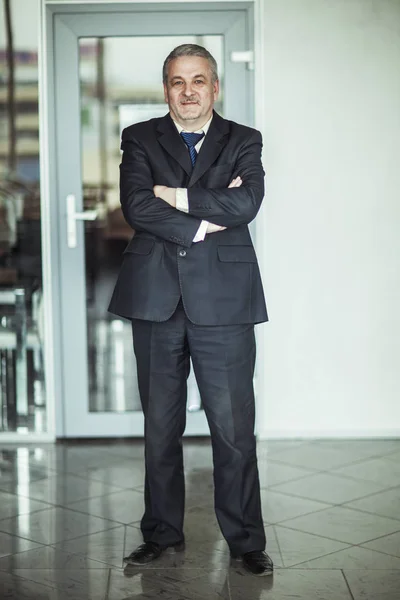 Porträt eines erfolgreichen Geschäftsmannes vor dem Hintergrund des modernen Büros — Stockfoto