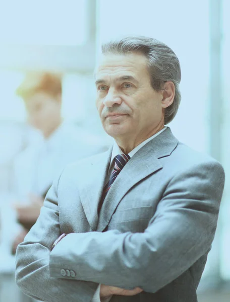Smart business man aged with a team of friends, discussion in the background — Stock Photo, Image