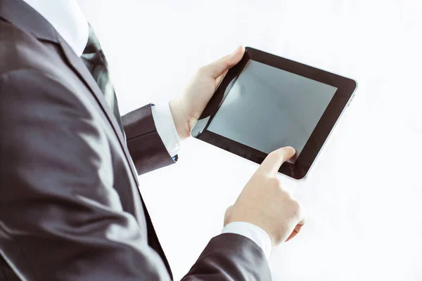 Sukcesy biznesmen z cyfrowego tabletu na jasnym tle — Zdjęcie stockowe