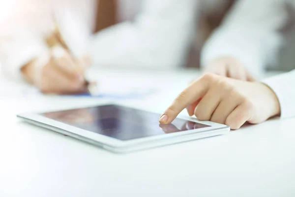 Hombre de negocios utilizando tableta digital, trabajando con el calendario financiero en el escritorio —  Fotos de Stock