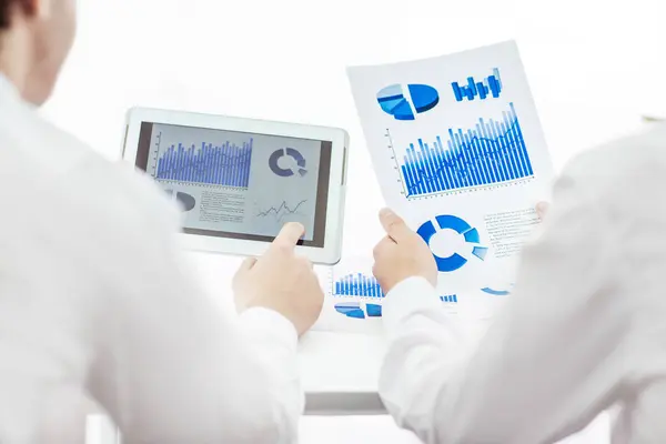 Üzleti csapat digitális tábla segítségével elemzi a gazdasági jelentés — Stock Fotó