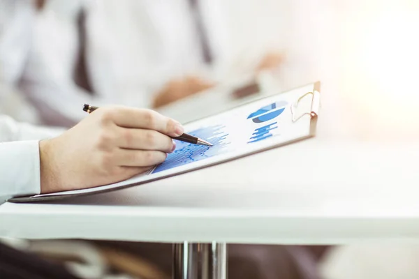 Uomo d'affari che lavora con il programma di marketing per il posto di lavoro — Foto Stock