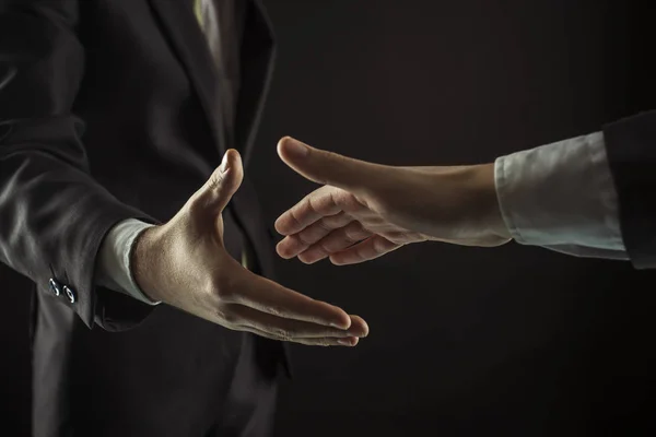 Koncepce partnerství v podnikání: dva podnikatelé táhne ruku dopředu k handshake — Stock fotografie
