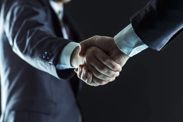 Koncepcja partnerstwa w biznesie: uścisk dłoni z partnerami biznesowymi. — Zdjęcie stockowe