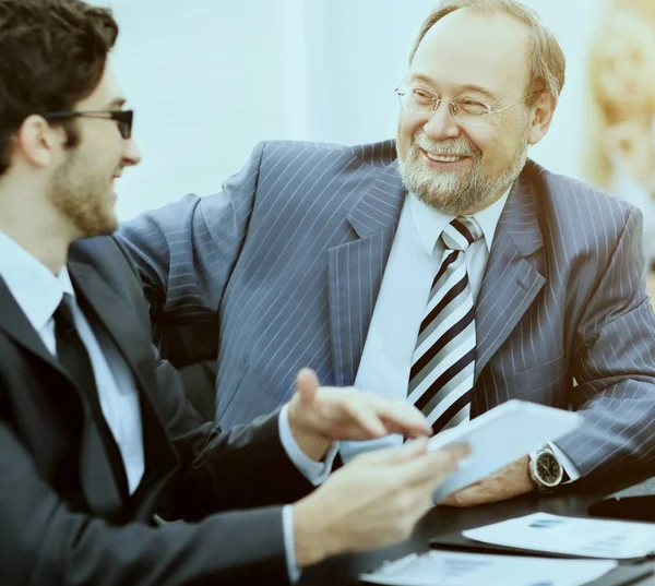 La imagen de los socios comerciales discutiendo documentos y discutiendo entre sí — Foto de Stock