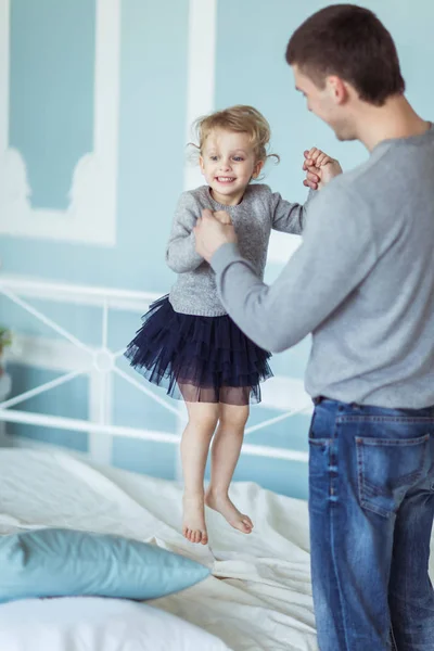 Amoroso padre juega con feliz hijita — Foto de Stock