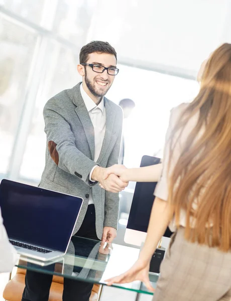 Concept van een betrouwbare partnerschap - de advocaat en de cliënt, schudden handen na ondertekening van het contract van financiering — Stockfoto