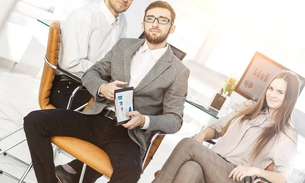 Erfolgreiches Business-Team mit Finanzplänen am Arbeitsplatz im Büro — Stockfoto