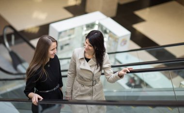 Yöneticisi ve modern ofis fuaye merdivenlerde durup istemci