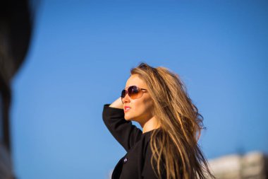 mavi bir arka plan üzerinde emin iş kadını