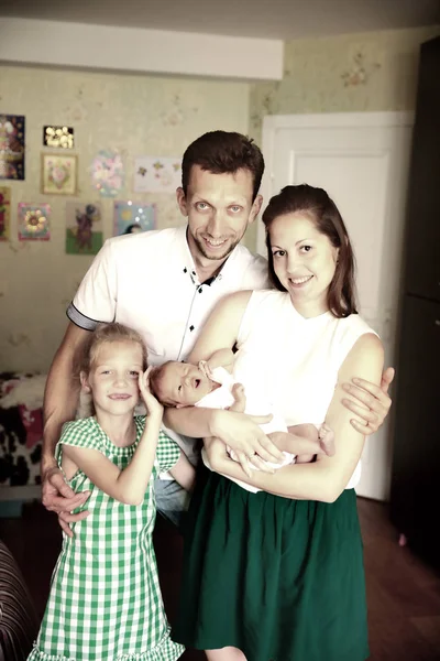Papá, hija y mamá con un bebé recién nacido — Foto de Stock