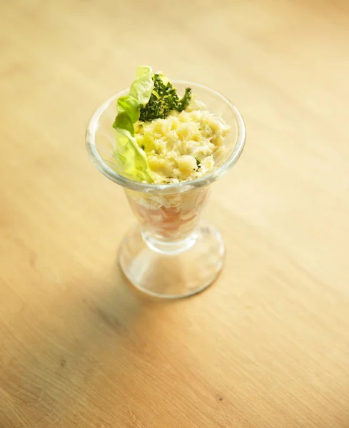 Salada saudável com frango. legumes e queijo — Fotografia de Stock