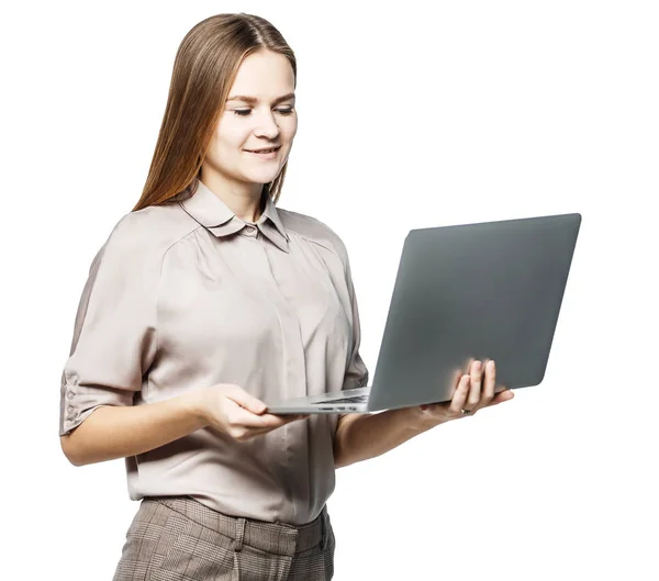 Beyaz arka plan üzerinde dizüstü bilgisayar ile bir kadın yönetici portresi. — Stok fotoğraf