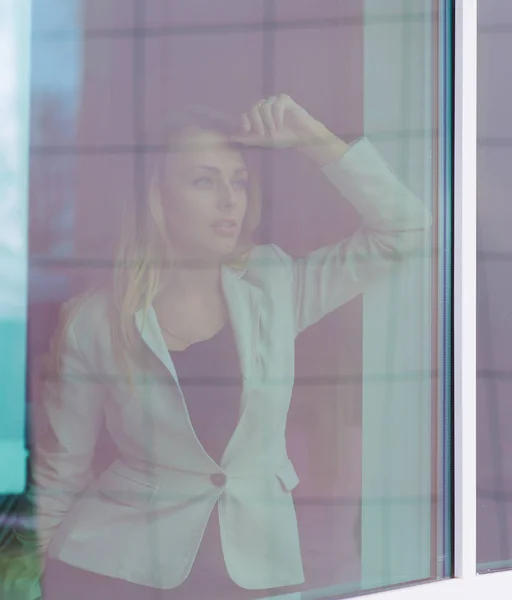 Exitosa mujer líder mira por la ventana de su oficina personal — Foto de Stock