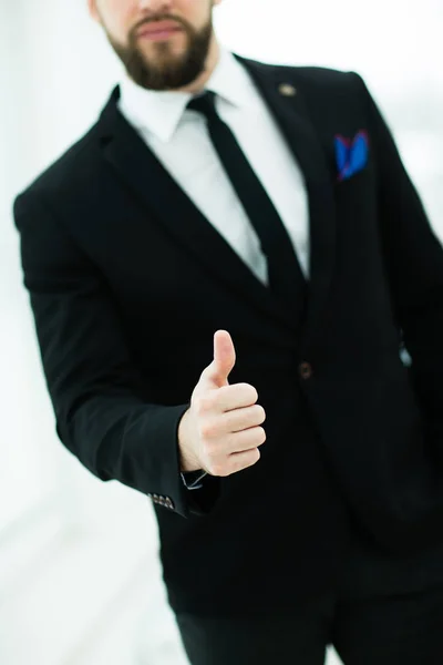Empresário fazendo um gesto - polegares para cima no fundo branco — Fotografia de Stock