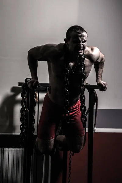 Bodybuilder στο γυμναστήριο εκτελεί ασκήσεις για bodybuilding. — Φωτογραφία Αρχείου