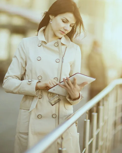 Portret van zakenvrouw met tablet en met mensen de achtergrond — Stockfoto