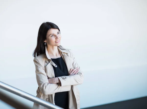 Портрет успешной деловой женщины на фоне светлого офиса — стоковое фото