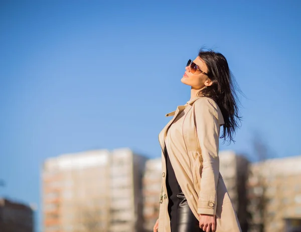 Retrato de mujer de negocios confiada en el fondo del cielo azul en la ciudad —  Fotos de Stock