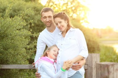 mutlu ve samimi aile stok yenileme için bekliyor