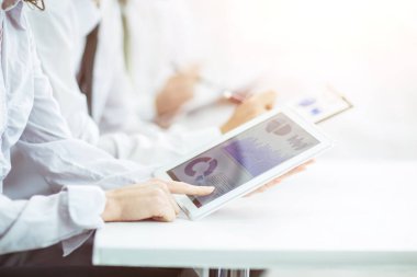 Dijital tablet kullanarak iş takım pazarlama grafik analizini yapar