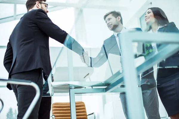 Apretón de manos a los socios comerciales antes de discutir un nuevo contrato — Foto de Stock