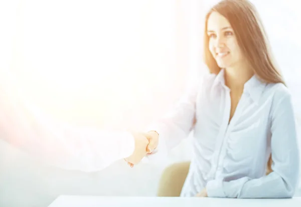 Handshake Manager e client su uno sfondo di ufficio luminoso — Foto Stock