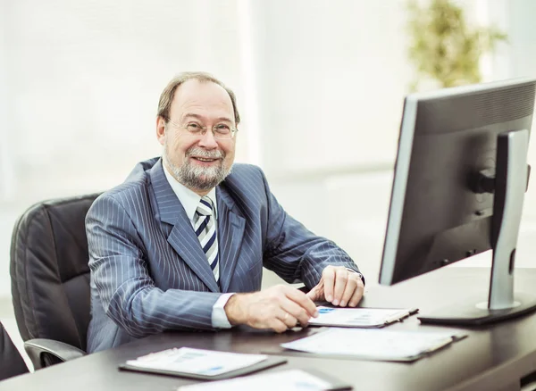 Successful businessman working with financial charts at the workplace in the office — Stock Photo, Image