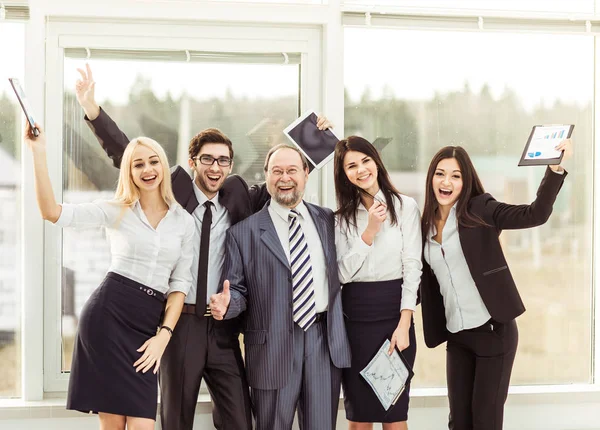 Boss och happy business-team jubla efter undertecknandet ett lukrativt finansiella kontrakt — Stockfoto