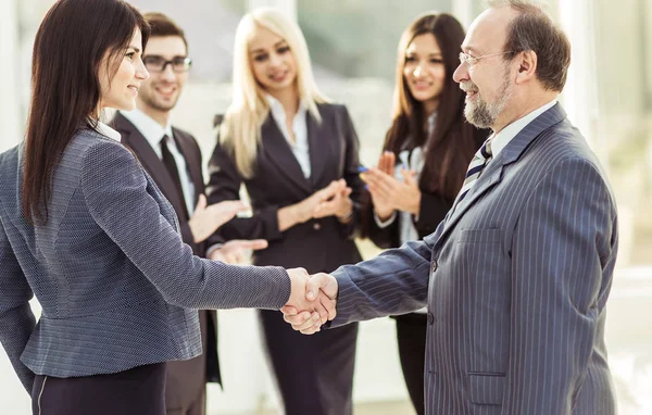 ビジネス パートナー契約締結後の握手 — ストック写真