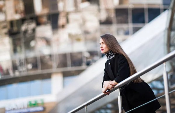 Portrait of confident business woman against a modern office building — Stock Photo, Image