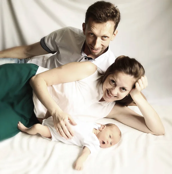 Concepto de felicidad familiar - madre y padre felices se encuentran lado a lado — Foto de Stock