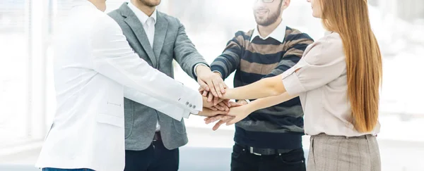 Koncepcja sukcesu w biznesie: przyjazny zespół biznesowy stojący w kręgu i łączący ręce — Zdjęcie stockowe