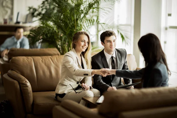 Handshake of the manager and the client after the contract discussion in the lobby of the modern office — Stock Photo, Image