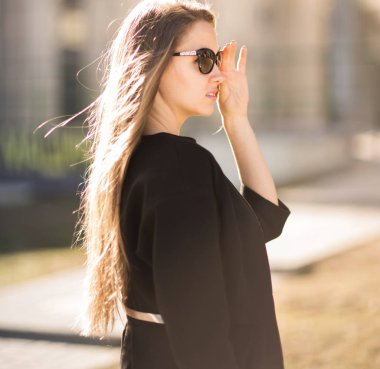 Yakın çekim el sıkışma işyerinde ofiste iş ortakları.