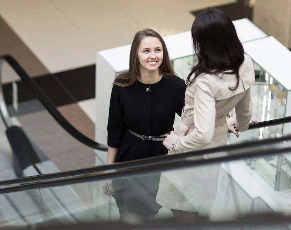 Manager and client standing on the stairs in the foyer of the modern office — Stock Photo, Image