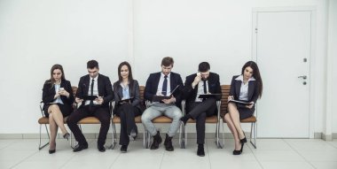 iş takım Ofis koltukları konferans salonunun lobide oturan çalışma toplantıdan önce belgelerle