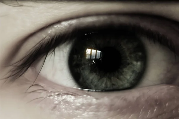Close-up de um olho de um jovem — Fotografia de Stock