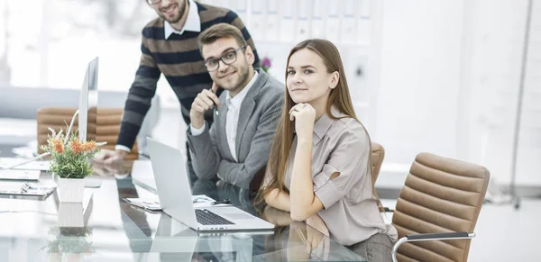 Team professioneller Texter arbeitet am Arbeitsplatz im Studio an einem neuen Werbeprojekt — Stockfoto