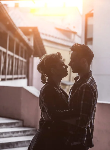 Aşıklar birbirlerine büyük bir şehrin sokaklarında sarılmak — Stok fotoğraf